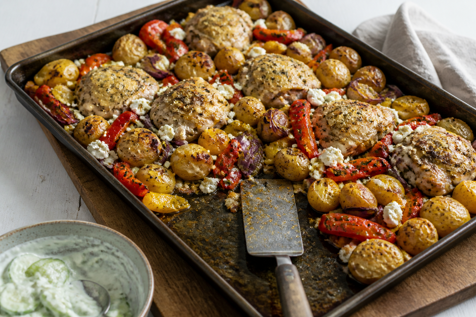 Grekisk kycklingplåt med fetaost och tzatziki